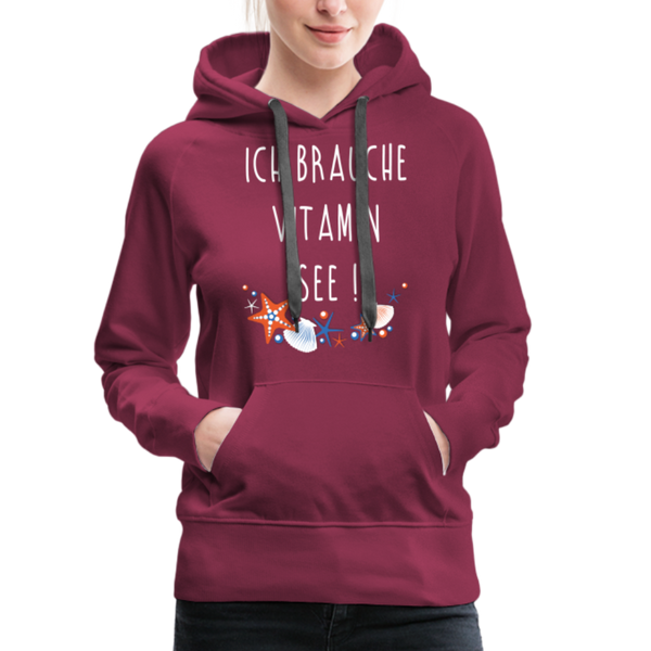 Damen Premium Hoodie ICH BRAUCHE VITAMIN SEE - Bordeaux